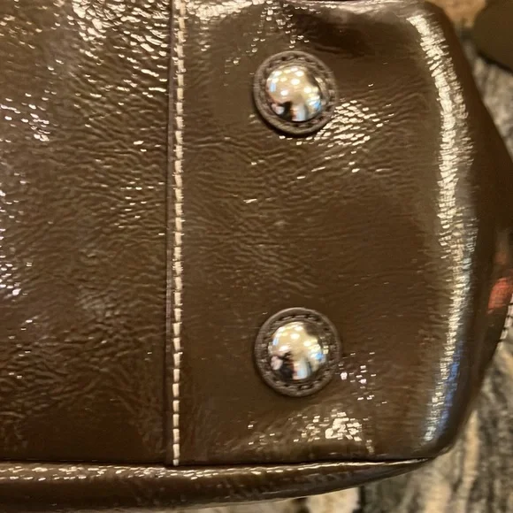 Coach Dark chocolate patent leather shoulder bag. Z25842 - Picture 9 of 13